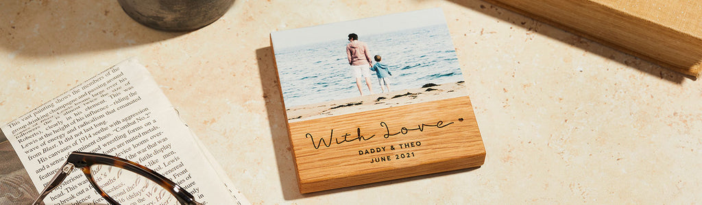 Wooden coaster printed with photo of a family on the beach